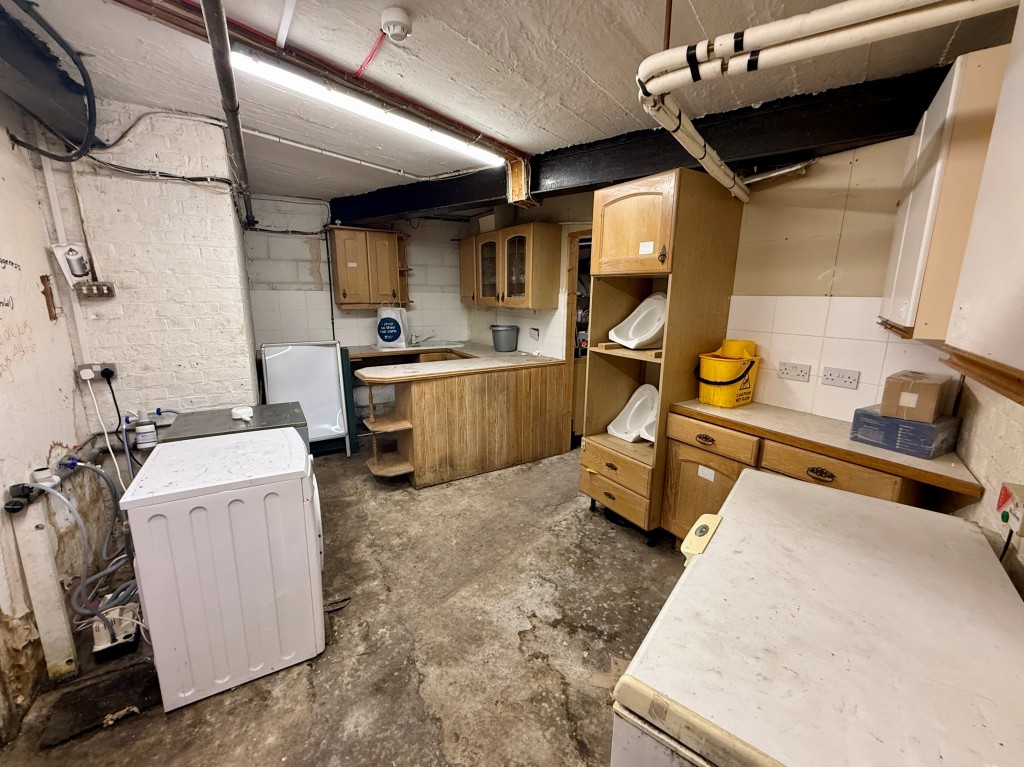 Lot: 45 - COMMERCIAL INVESTMENT WITH PLANNING FOR CONVERSION OF UPPER PARTS - Basement - Room 3